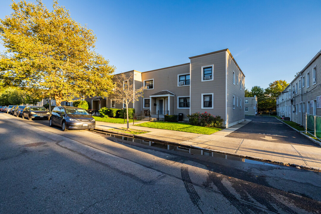 Kew Gardens Oasis Apartments in Flushing, NY - Building Photo