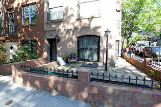 404 Clinton St in Brooklyn, NY - Foto de edificio - Building Photo