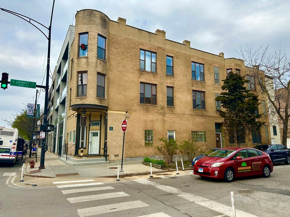 2200 W Chicago Ave in Chicago, IL - Building Photo