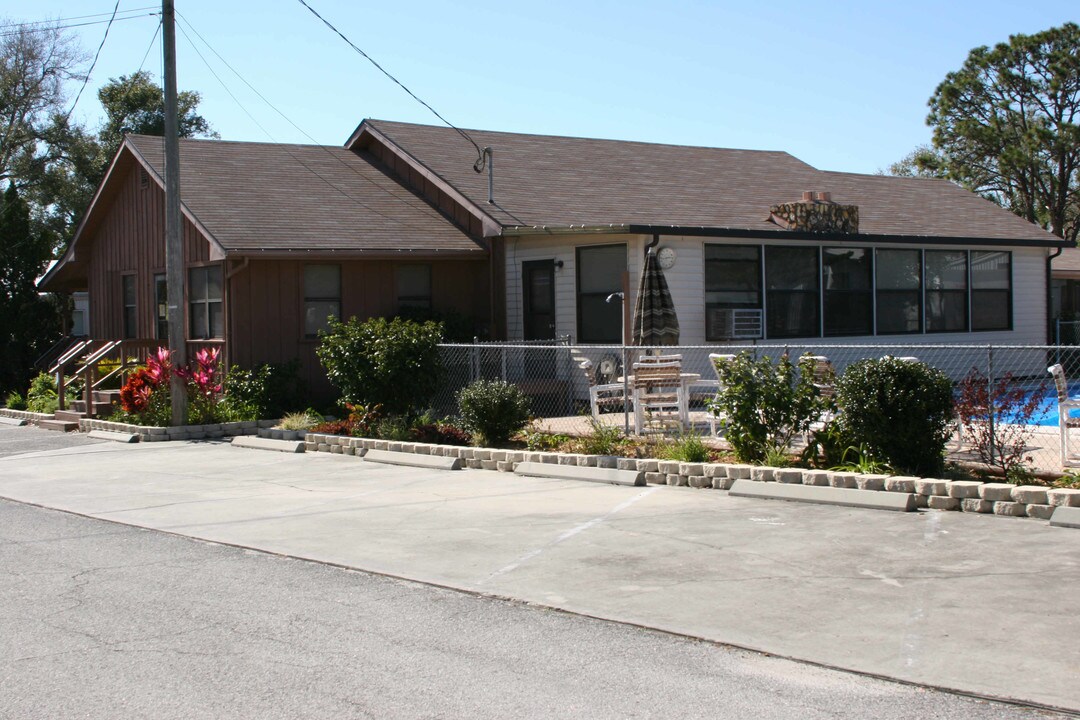 Valencia Estates Mobile Home Park in Lakeland, FL - Building Photo