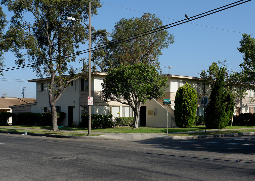 2630 S Baker St in Santa Ana, CA - Foto de edificio