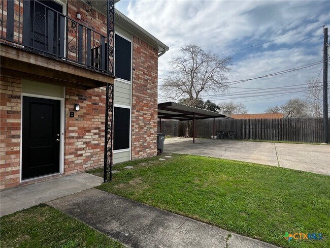 905 Simpson Rd in Victoria, TX - Building Photo - Building Photo