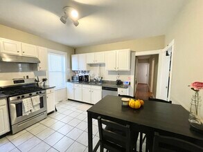 9 Taft St, Unit 1 in Boston, MA - Foto de edificio - Building Photo