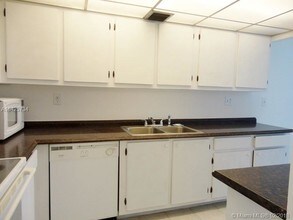 290 174th St-Unit -414 in Sunny Isles Beach, FL - Building Photo - Building Photo