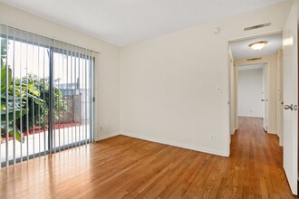 1453 Brockton Ave in Los Angeles, CA - Building Photo - Building Photo