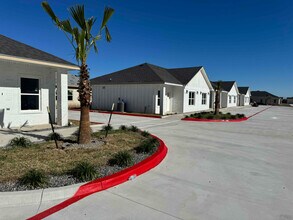 1806 Atrium Pl Dr-Unit -2 in Harlingen, TX - Building Photo - Building Photo