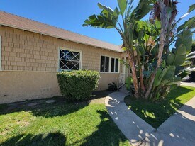 13626 Leadwell St, Unit 626 1-2 in Los Angeles, CA - Building Photo