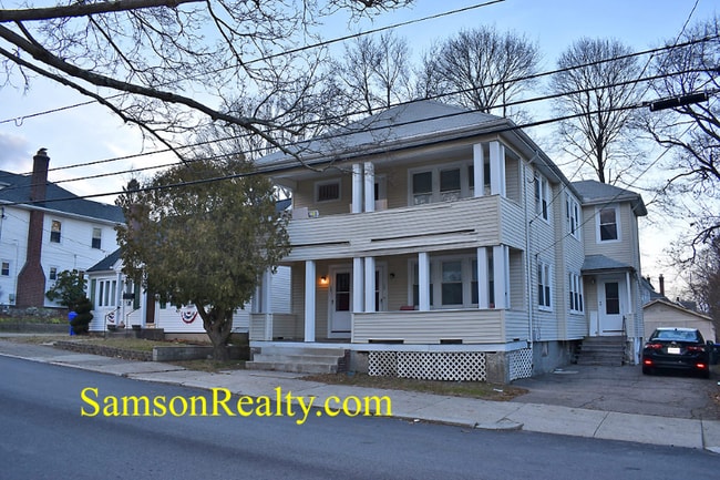 136 Hillside Ave in Pawtucket, RI - Foto de edificio - Building Photo
