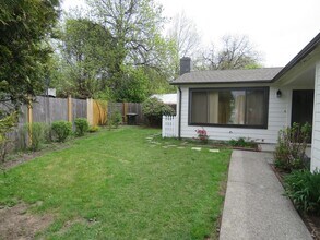 8110 SW Thorn St in Tigard, OR - Building Photo - Building Photo