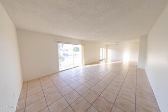 1349 E Donner Dr, Unit 3-305 in Tempe, AZ - Building Photo - Building Photo