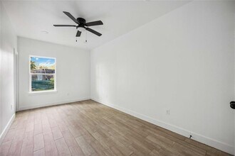 5122 Southwind St, Unit B in Houston, TX - Foto de edificio - Building Photo