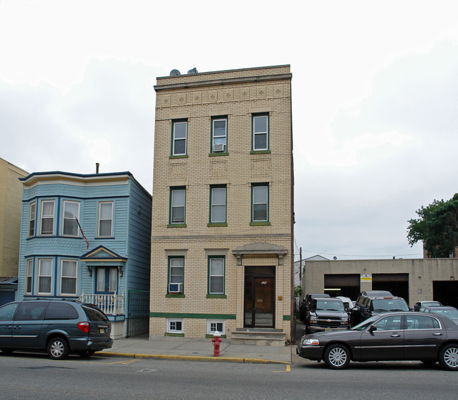 576 32nd St in Union City, NJ - Building Photo - Building Photo