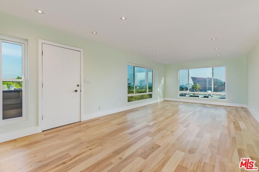 970 Palm Ave in West Hollywood, CA - Building Photo