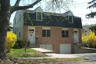16 Oldwood Rd S in Port Washington, NY - Building Photo