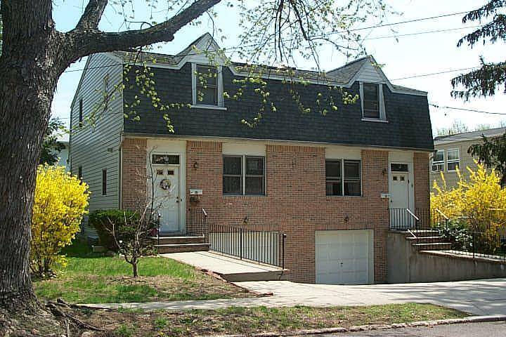 16 Oldwood Rd S in Port Washington, NY - Building Photo