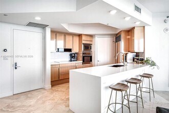 1000 South Pointe Dr in Miami Beach, FL - Building Photo - Building Photo