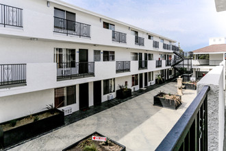 Park Townhome Apartments in Santa Ana, CA - Building Photo - Building Photo