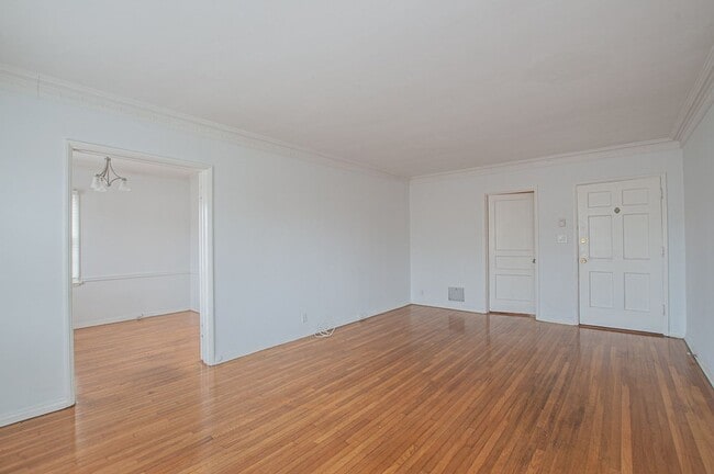1056 Carmona Ave in Los Angeles, CA - Building Photo - Building Photo