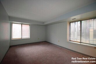 1243 Beacon St, Unit 2D in Brookline, MA - Building Photo - Building Photo