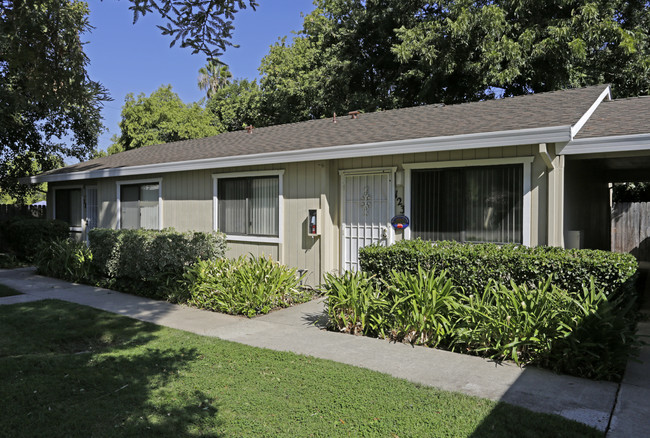 Courtyard Cottages[OLD] in Sacramento, CA - Building Photo - Building Photo