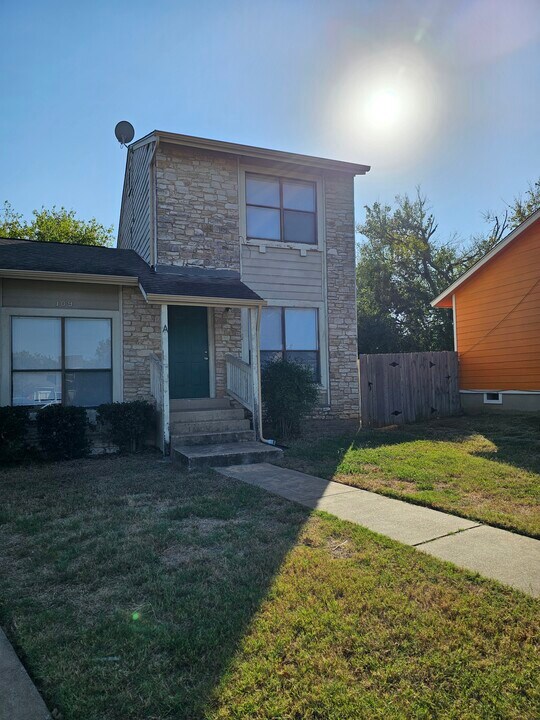 109 Hillside Dr in Elgin, TX - Foto de edificio