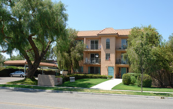 Peppertree Court Apartments in Simi Valley, CA - Building Photo - Building Photo