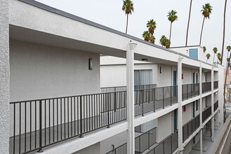 Windsor Court in Los Angeles, CA - Foto de edificio - Building Photo