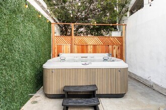 6512 Coldwater Canyon Ave in North Hollywood, CA - Building Photo - Building Photo