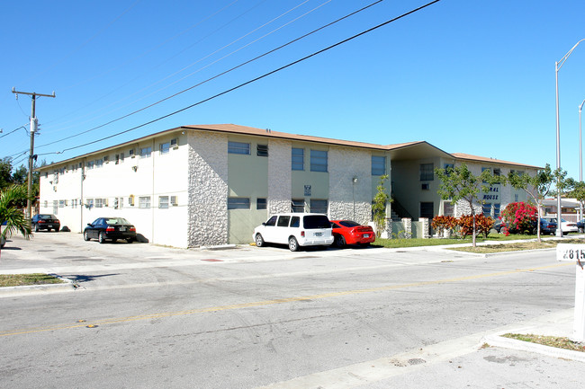 Coral House Apartments in Hialeah, FL - Foto de edificio - Building Photo