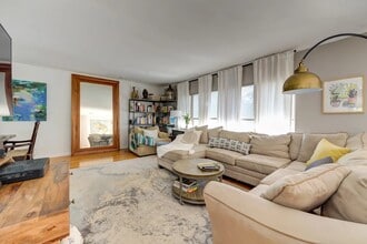 75 Moss Ln in Jericho, NY - Building Photo - Building Photo