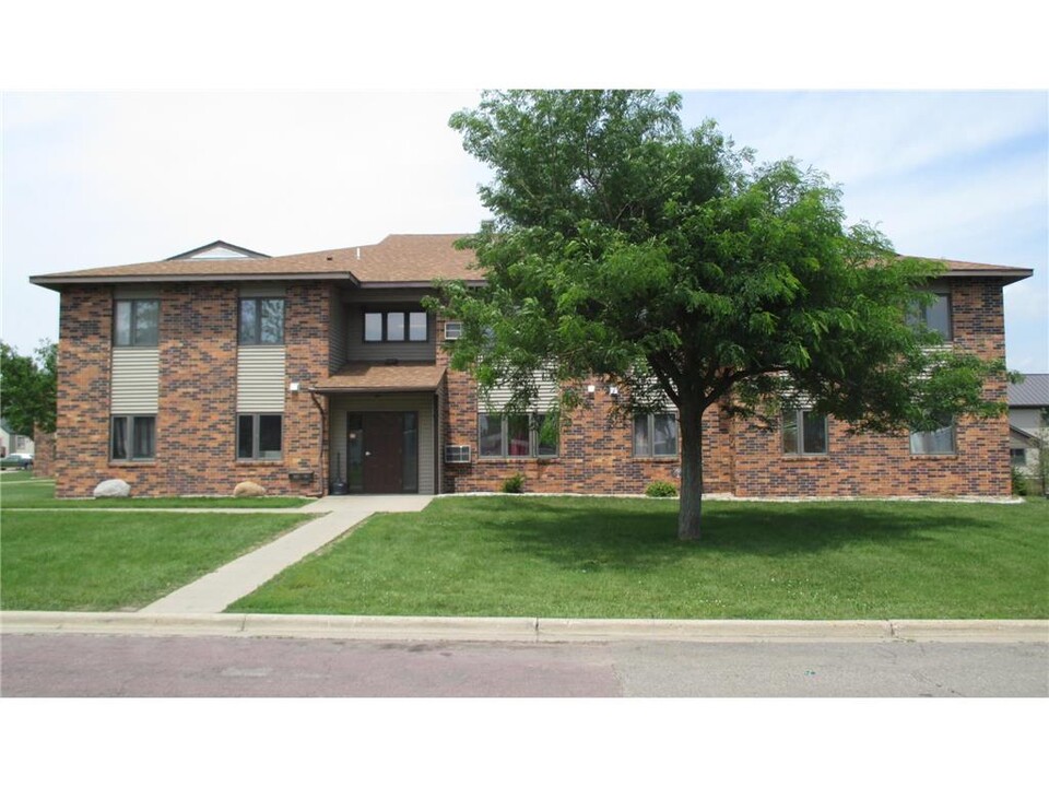 2205 Cecilee St in Worthington, MN - Building Photo