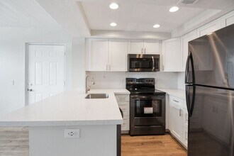 708 Executive Center Dr in West Palm Beach, FL - Building Photo - Building Photo