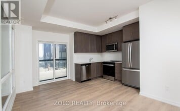 17 Lytham Grn Cir in Newmarket, ON - Building Photo - Building Photo