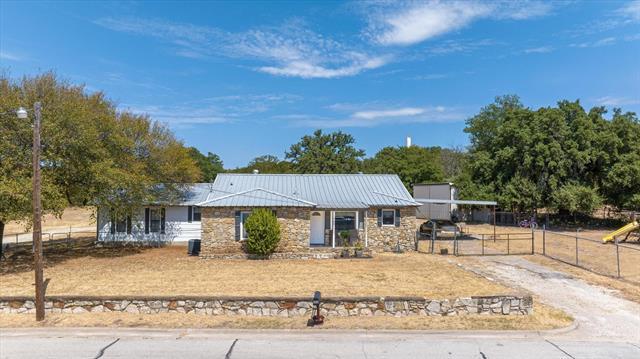 306 Litigation Ave in Glen Rose, TX - Building Photo