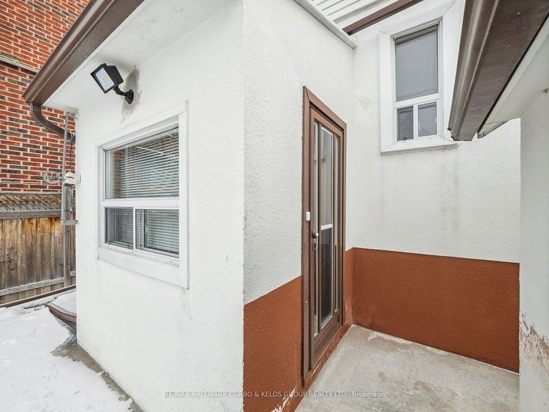 Bright newly renovated in Toronto, ON - Building Photo