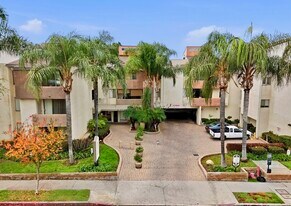 5325 Newcastle Ave, Unit 342 in Encino, CA - Building Photo