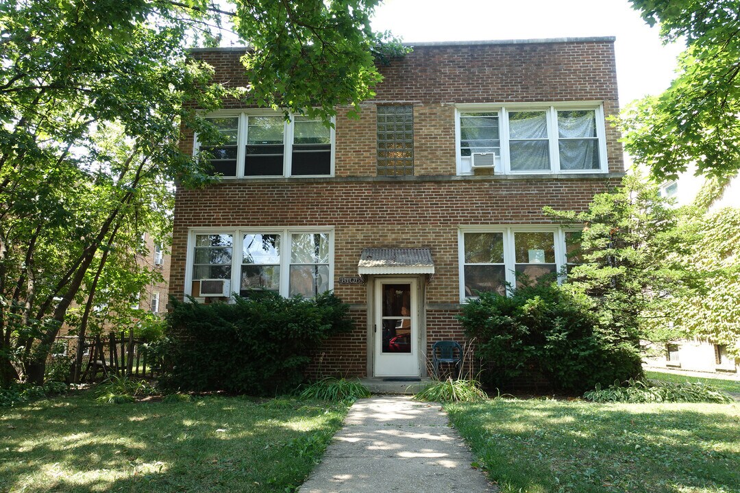 8106 Kilpatrick Ave in Skokie, IL - Building Photo