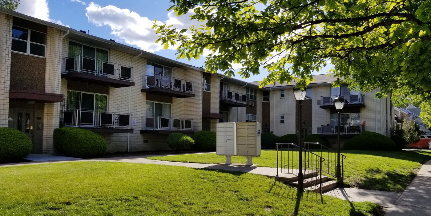 Meadows West in Ridgefield Park, NJ - Building Photo