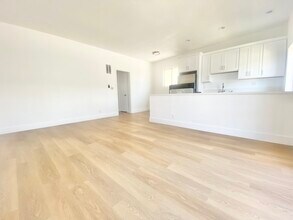 10214 S 10th Ave in Inglewood, CA - Building Photo - Building Photo