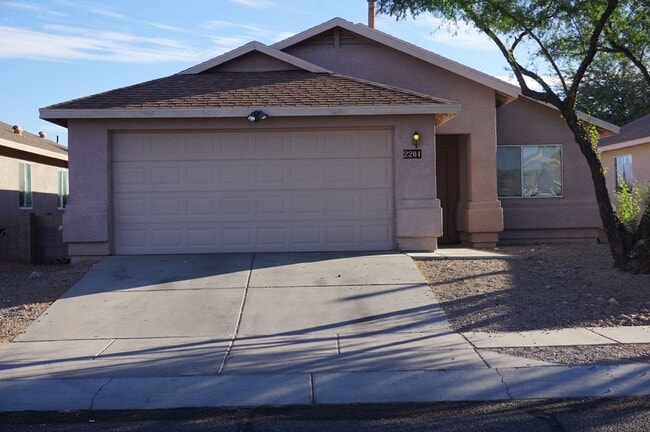 2201 S St Suzanne Dr in Tucson, AZ - Building Photo - Building Photo