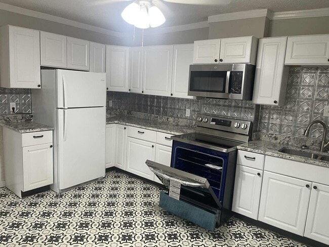 4031-4037-4037 Pleasant St in Palmer, MA - Building Photo - Building Photo