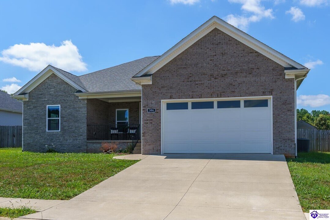 306 Turner Ct in Vine Grove, KY - Building Photo
