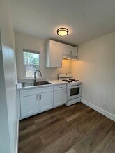 1390 Prospect Dr in Pomona, CA - Foto de edificio - Building Photo