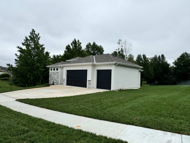 1505 SW Heartwood Dr in Lee's Summit, MO - Building Photo - Building Photo