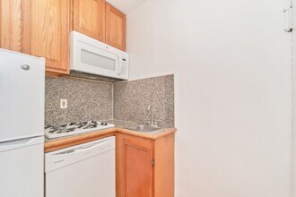 319 E 95th St-Unit -7 in New York, NY - Building Photo - Building Photo
