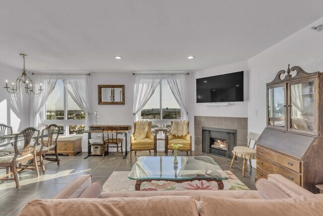 7320 Hawthorn Ave, Unit 422 in Los Angeles, CA - Building Photo - Building Photo