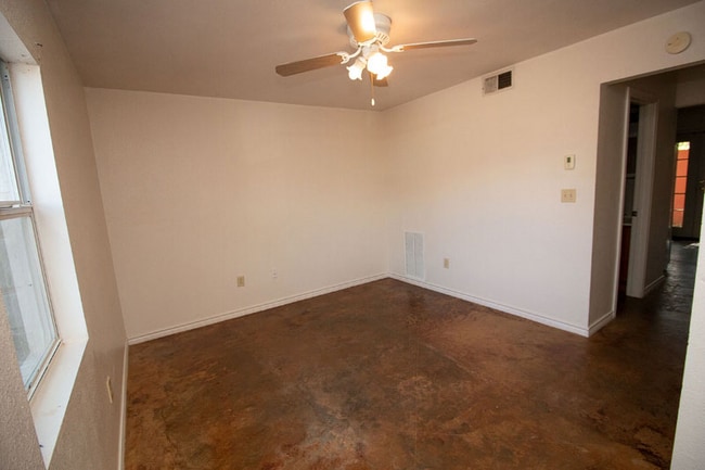 114 Scofield Ave in Johnson City, TX - Building Photo - Building Photo