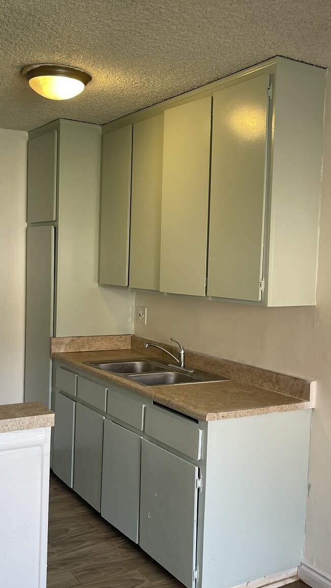 7702 Chapman Ave in Garden Grove, CA - Foto de edificio - Building Photo