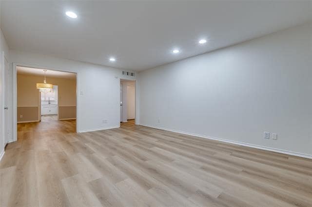 6121 Averill Way in Dallas, TX - Building Photo - Building Photo