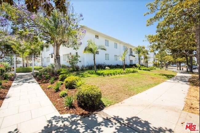 138 San Vicente Blvd-Unit -138 B in Santa Monica, CA - Building Photo - Building Photo